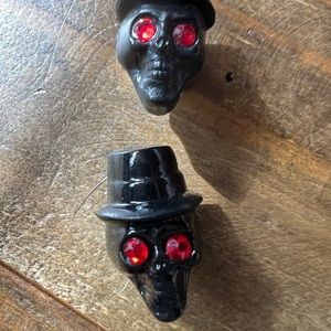 Skull gauges body jewelry